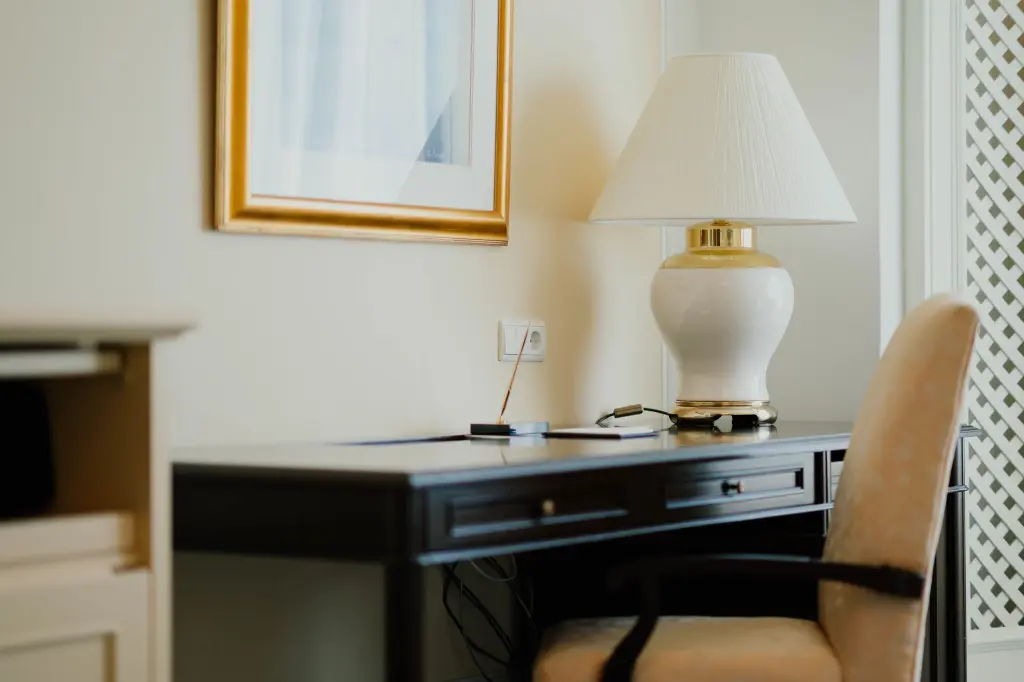 room-with-wooden-desktop-comfort.webp